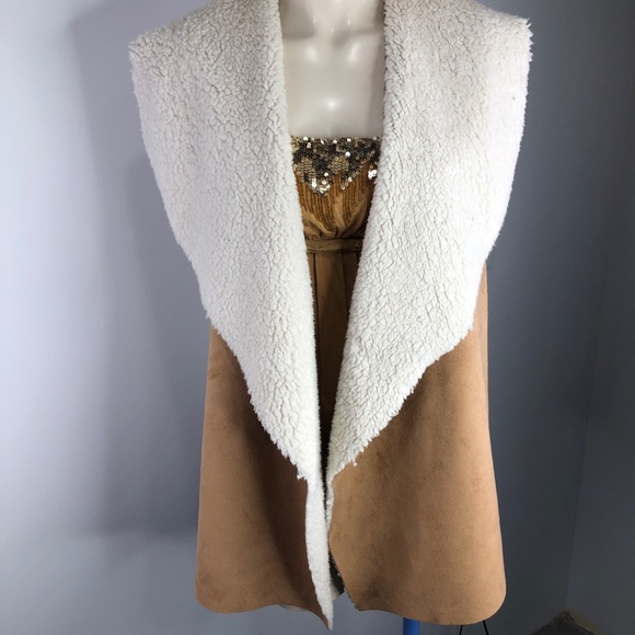 Absolutely Famous Jackets & Blazers - NWOT ABSOLUTELY FAMOUS tan cream shearling vest L